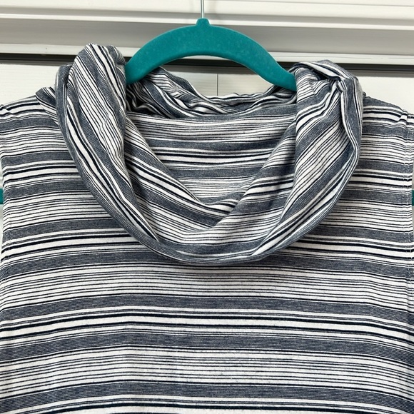 Turtle Neck Sleeveless Dress‎ - Picture 2 of 5